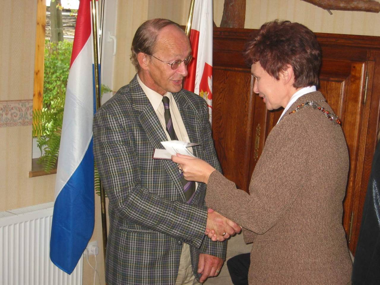 Jan Brandsma odbiera medal od ówczesnej przewodniczącej RM Dębna Heleny Sługockiej 