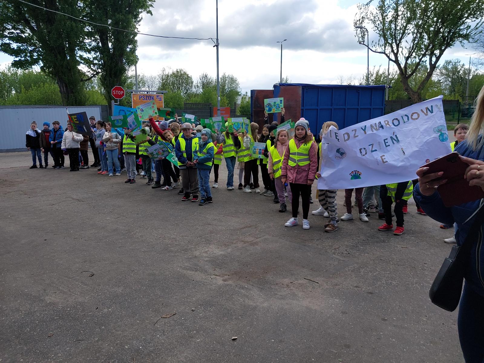 Dzieci na Pszok -u, trzymają transparenty